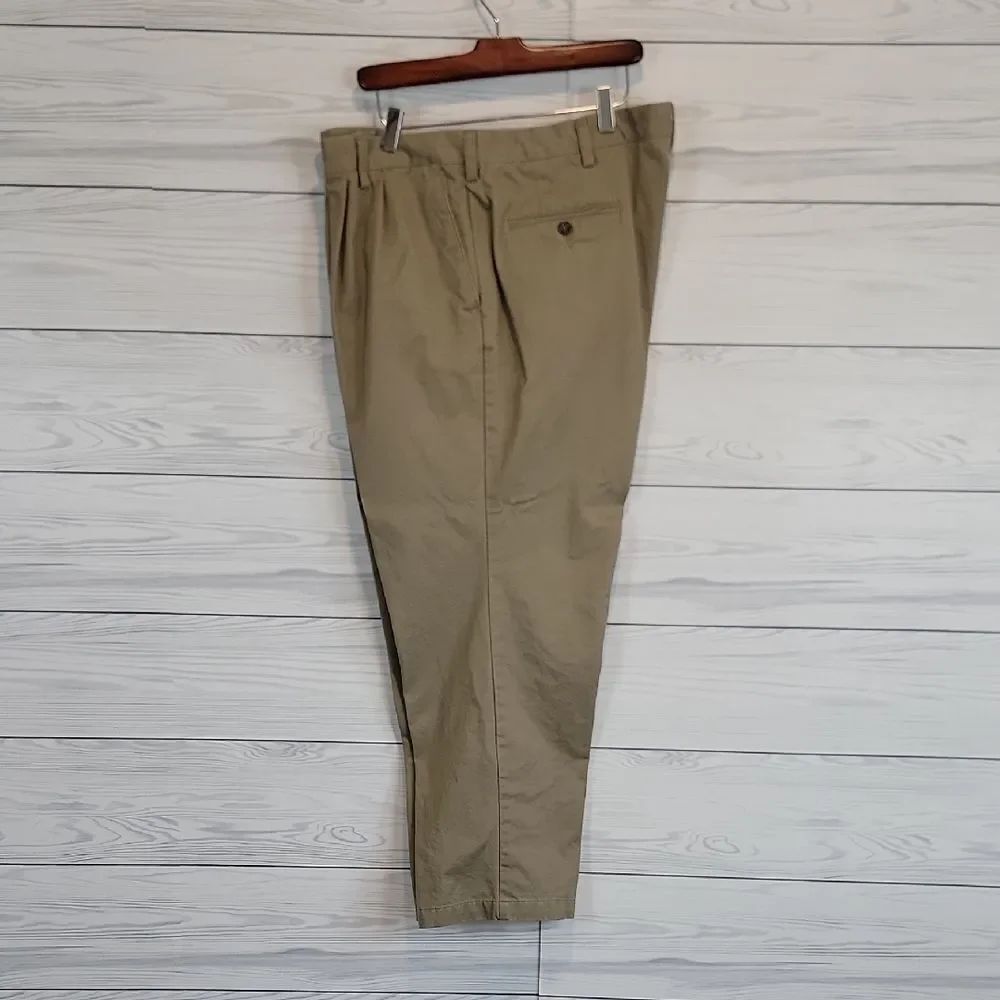 Dockers D4 Relaxed Fit Men's Khaki Chinos Pleated Front Size 42" X 30"